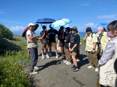 宜蘭校園體驗海岸堆砂籬　為保安林搭起防線 (3)